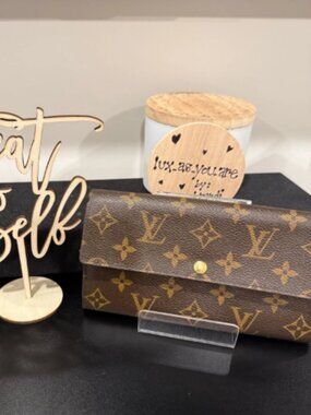 LV007. Louis Vuitton, Monogram Sarah Wallet